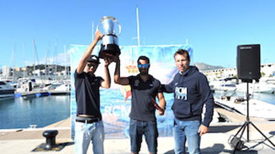 Los ganadores del Trofeo SM El Rey, junto al presidente del RC Mediterráneo.