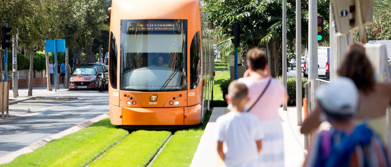 Pasajeros esperando a un tranvía en Alicante