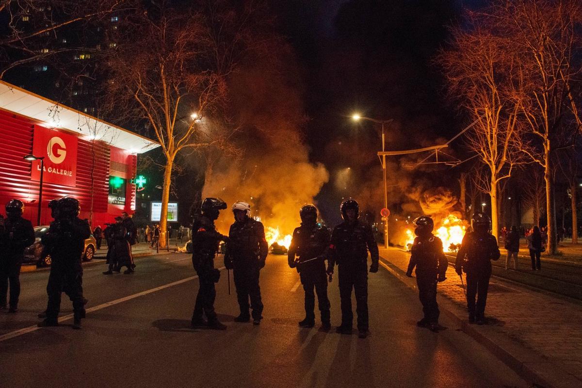 La manifestaciones en París contra la reforma de pensiones se saldan con 122 detenidos