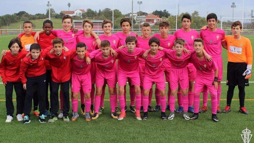 Equipo infantil A del Sporting con la camiseta rosa.