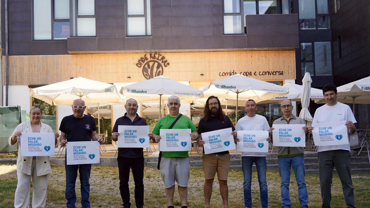 Empresarios y hosteleros socios de XEA en la presentación de la campaña de concienciación para reducir el ruido en las terrazas y el exterior de los locales de hostelería de Bertamiráns, Milladoiro y el rural de Ames