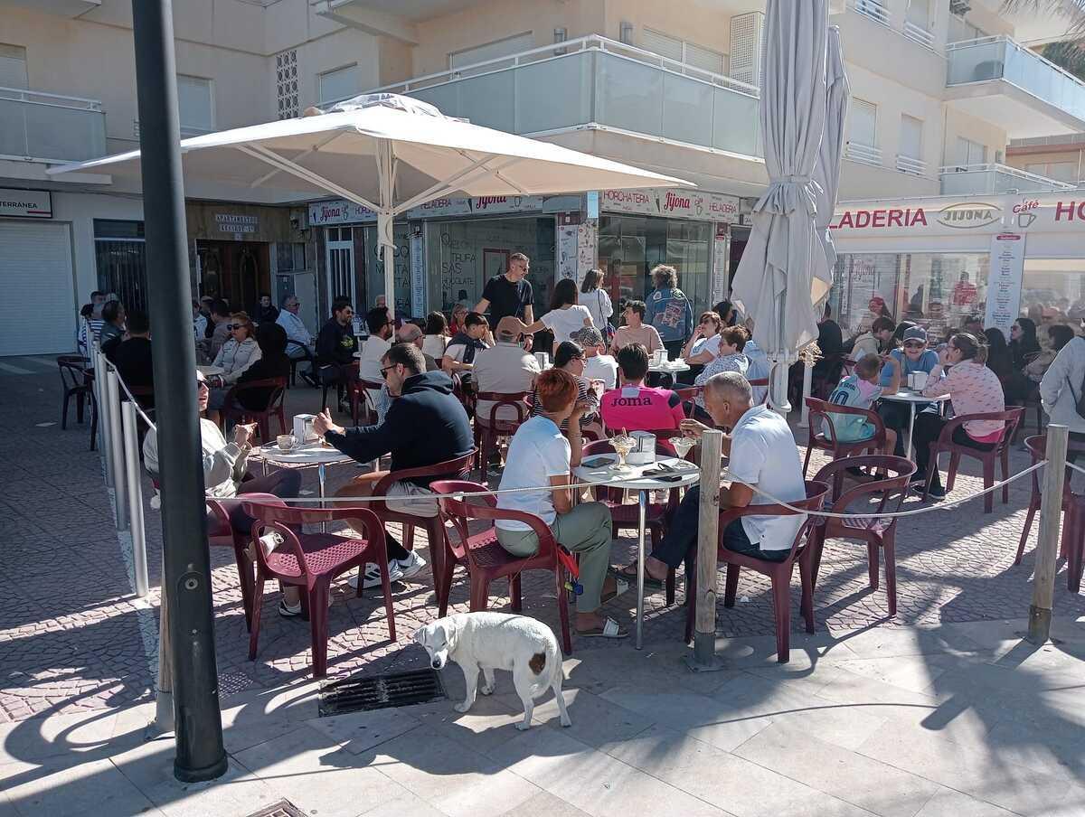 Los establecimientos, como las heladerías, se llenan en la jornada festiva