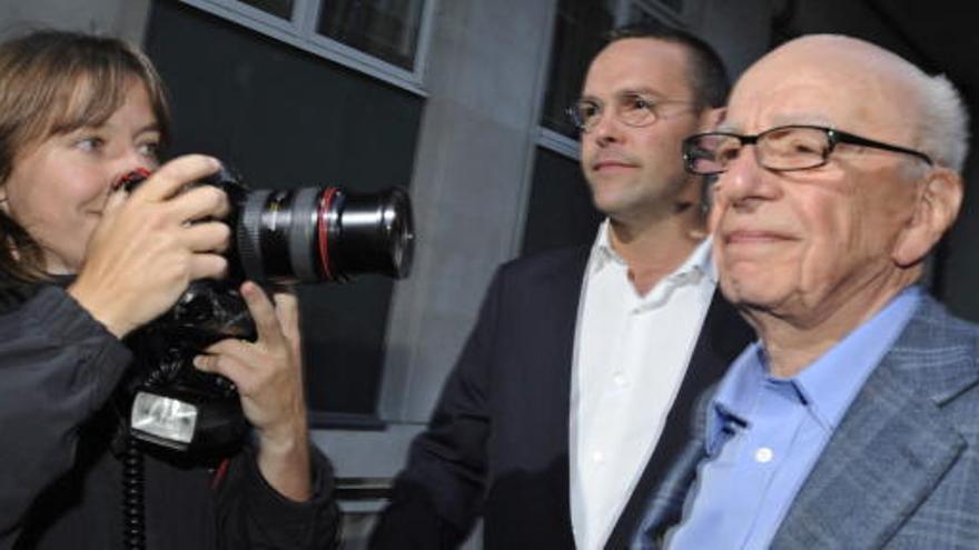 Rupert Murdoch y, en segundo término, su hijo James.