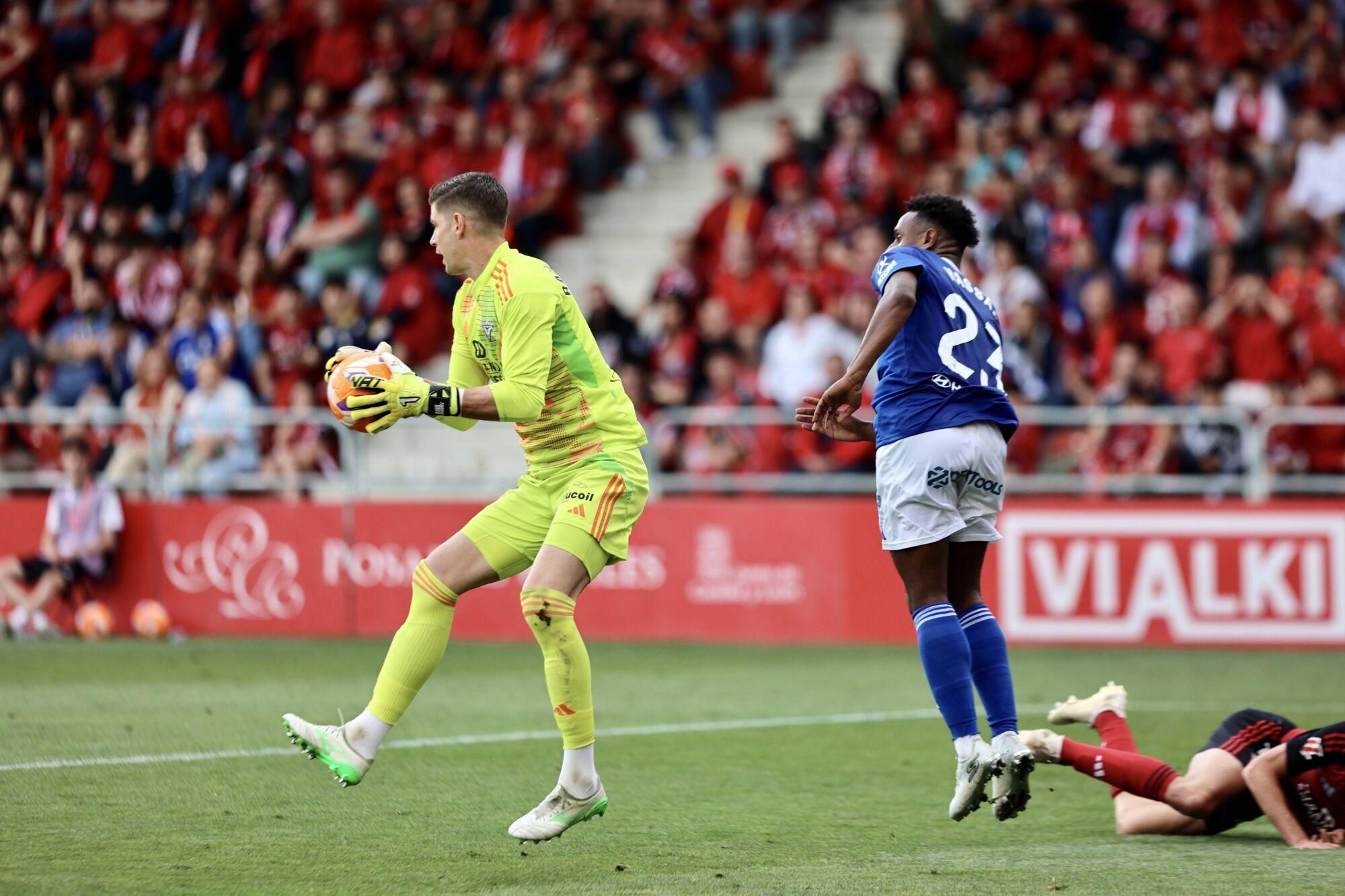 EN IMÁGENES: Ambientazo en el primer partido de la final por el ascenso a Primero entre Mirandés y Real Oviedo