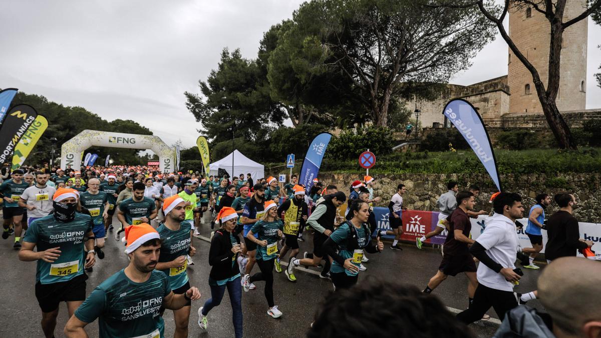 Toni Mercadal Roldán (Joan Comes) y María del Mar González, fueron los ganadores de la FNG San Silvestre Palma disputada el viernes en los pinares de Bellver bajo una lluvia intensa durante buena parte de la prueba.