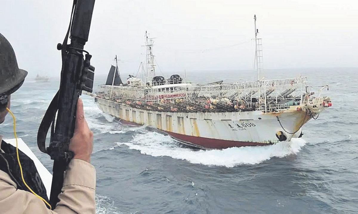 Un militar argentí vigila un pesquer xinès il·legal