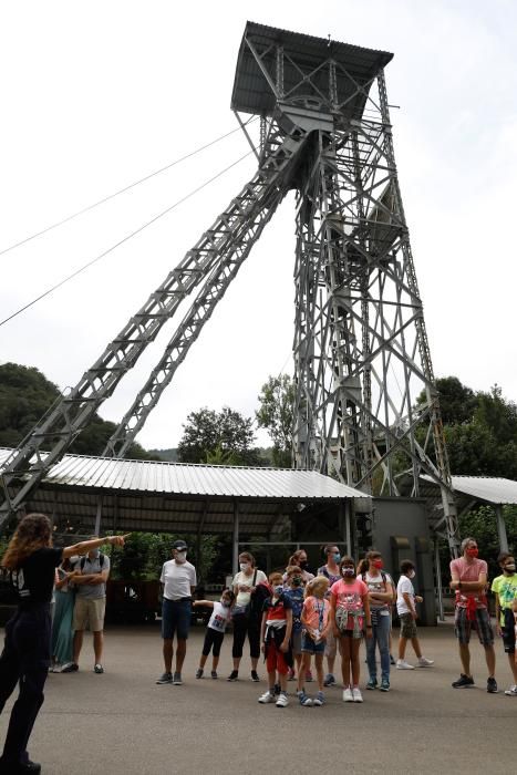 Los turistas visitan el tren ecomuseo minero valle de Samuño