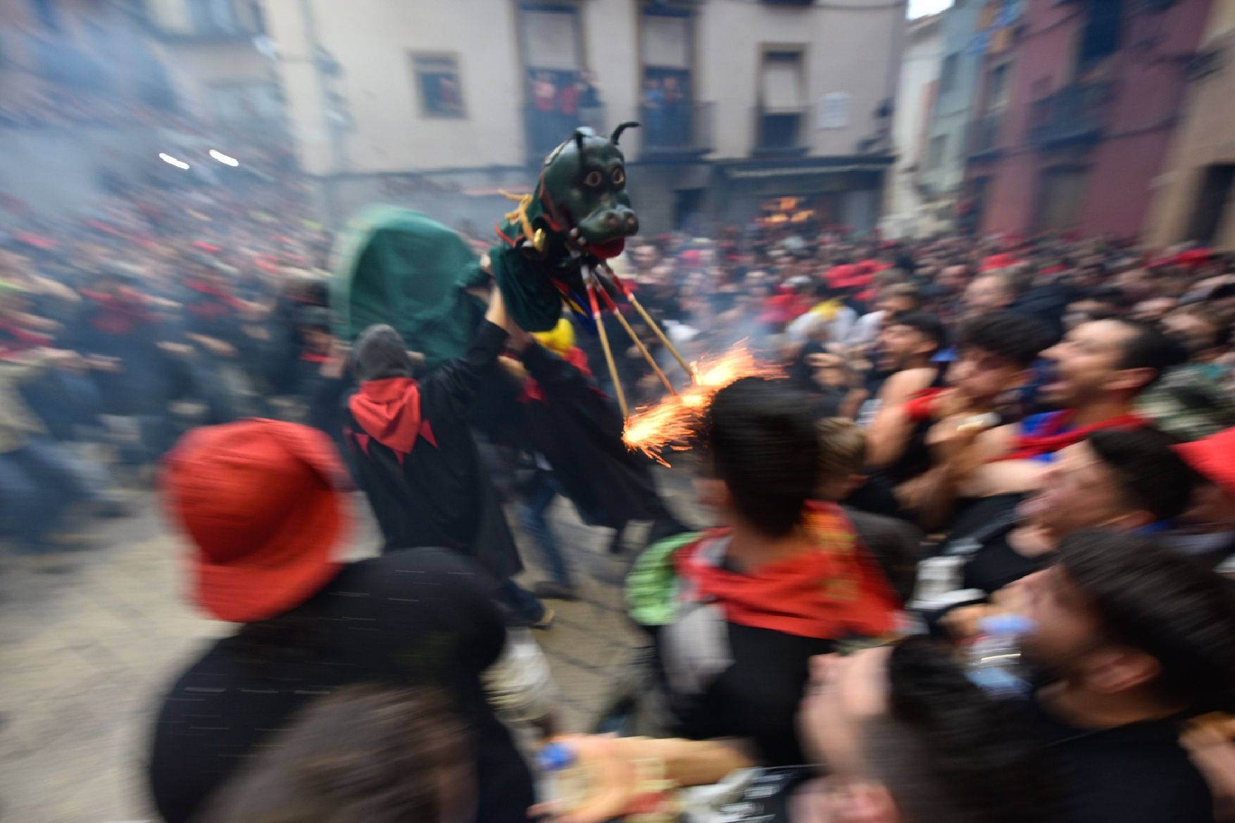 Berga inicia el passacarrers del vespre de Patum enmig d'una gran cridòria