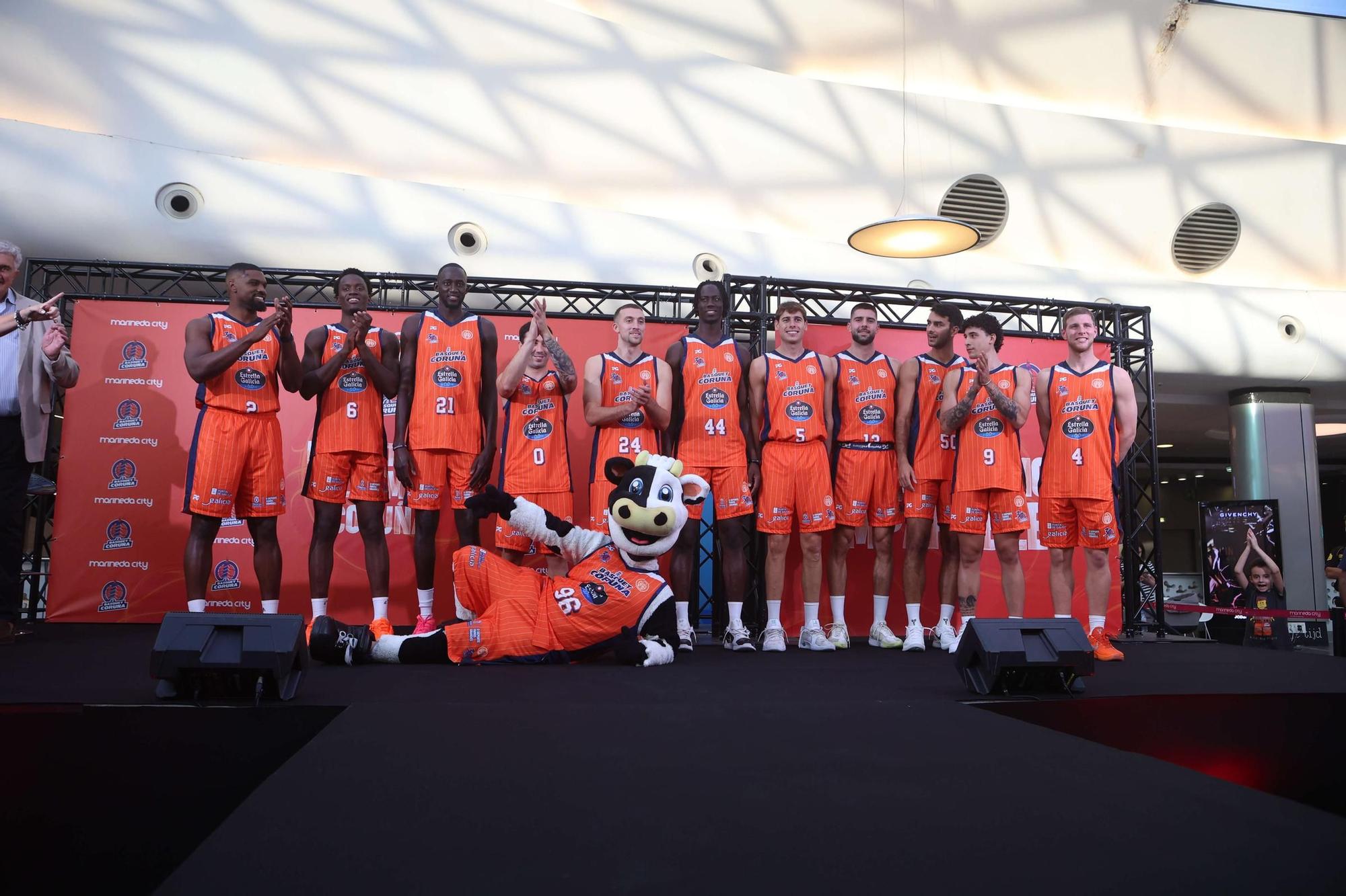 Presentación del equipo del Leyma Coruña en Marineda City