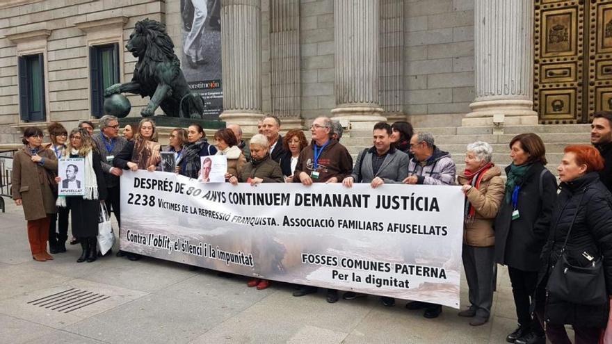 Los familiares de los fusilados de las fosas de Paterna, ante el Congreso.