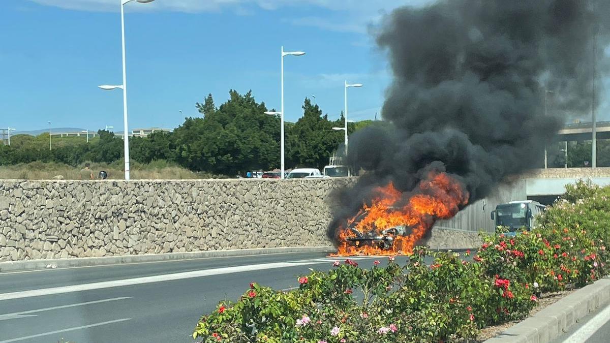 Imagen del incendio del coche en la avenida de Dénia en Alicante.