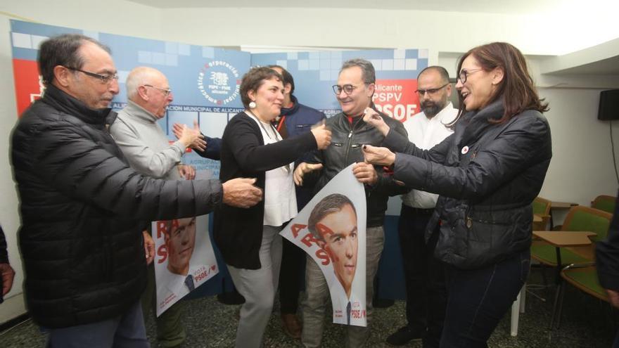 Ángel Franco, Patricia Blanquer, Francesc Sanguino, Carlos Giménez y Trini Amorós, anoche en la sede socialista en Alicante.