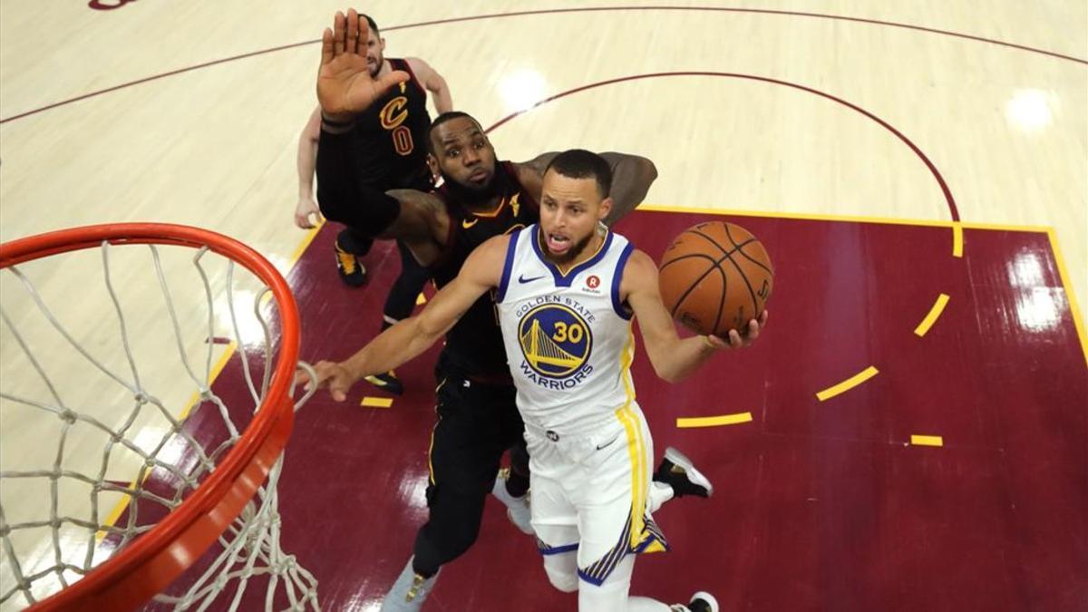 James y Curry , en el tercer partido de la final