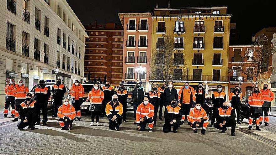 Voluntarios y autoridades, el lunes, en la Plaça del Carbó. | L-EMV