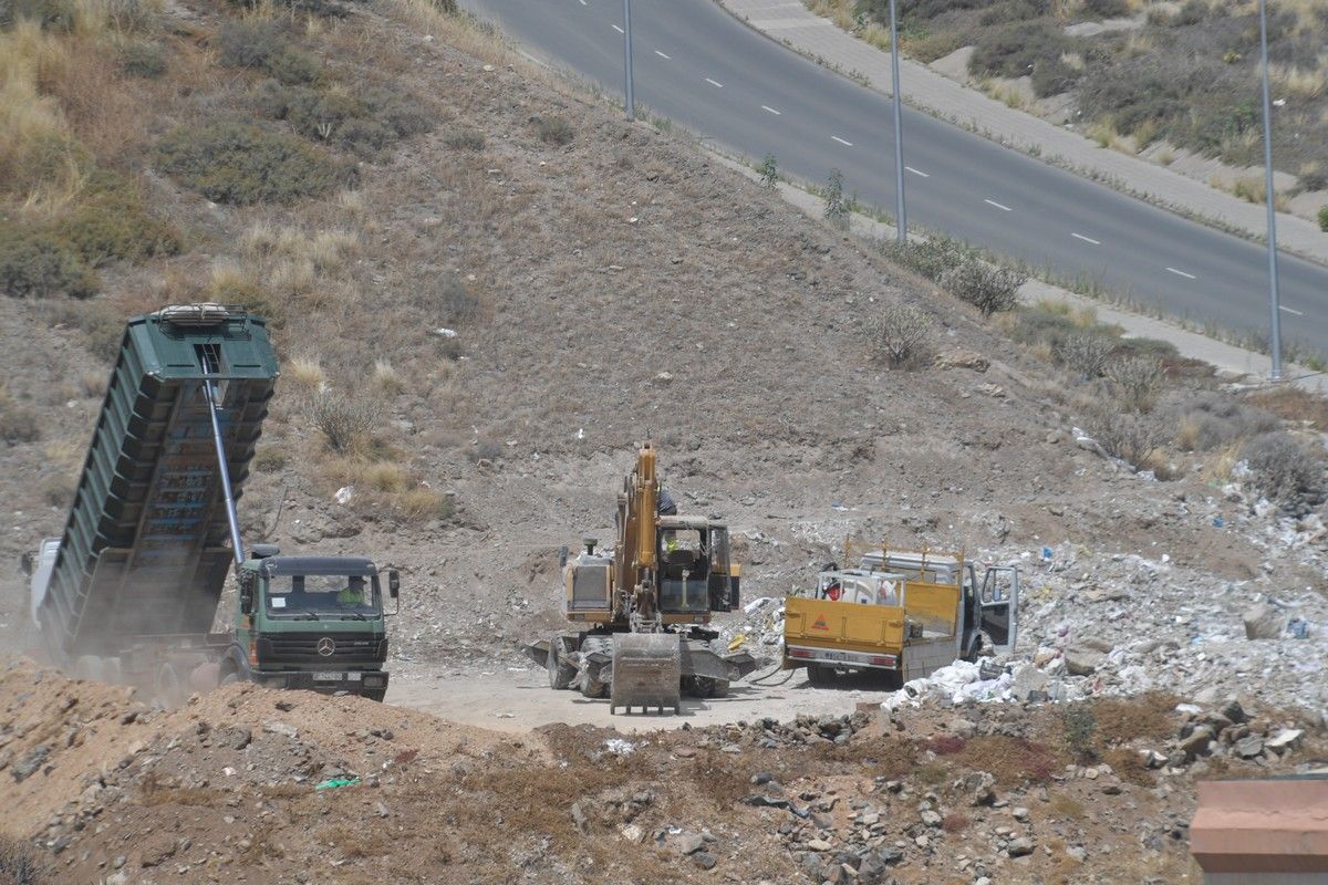 Retirada de la escombrera subida al Barrio de El Lasso