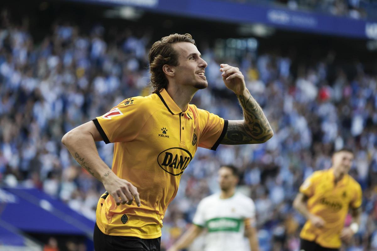 El defensa del RCDE Espanyol Carlos Romero celebra un gol ante el Elche durante el partido de la jornada 10 de la LaLiga el pasado 25 de octubre.-EFE/ Toni Albir