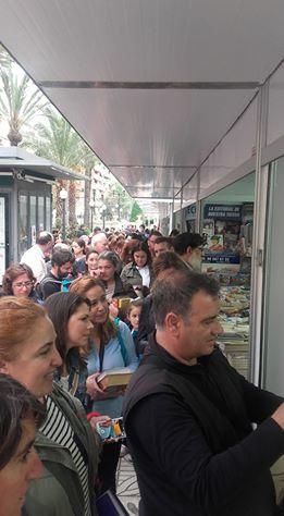 Fieles a las firmas en la feria del libro de Alicante