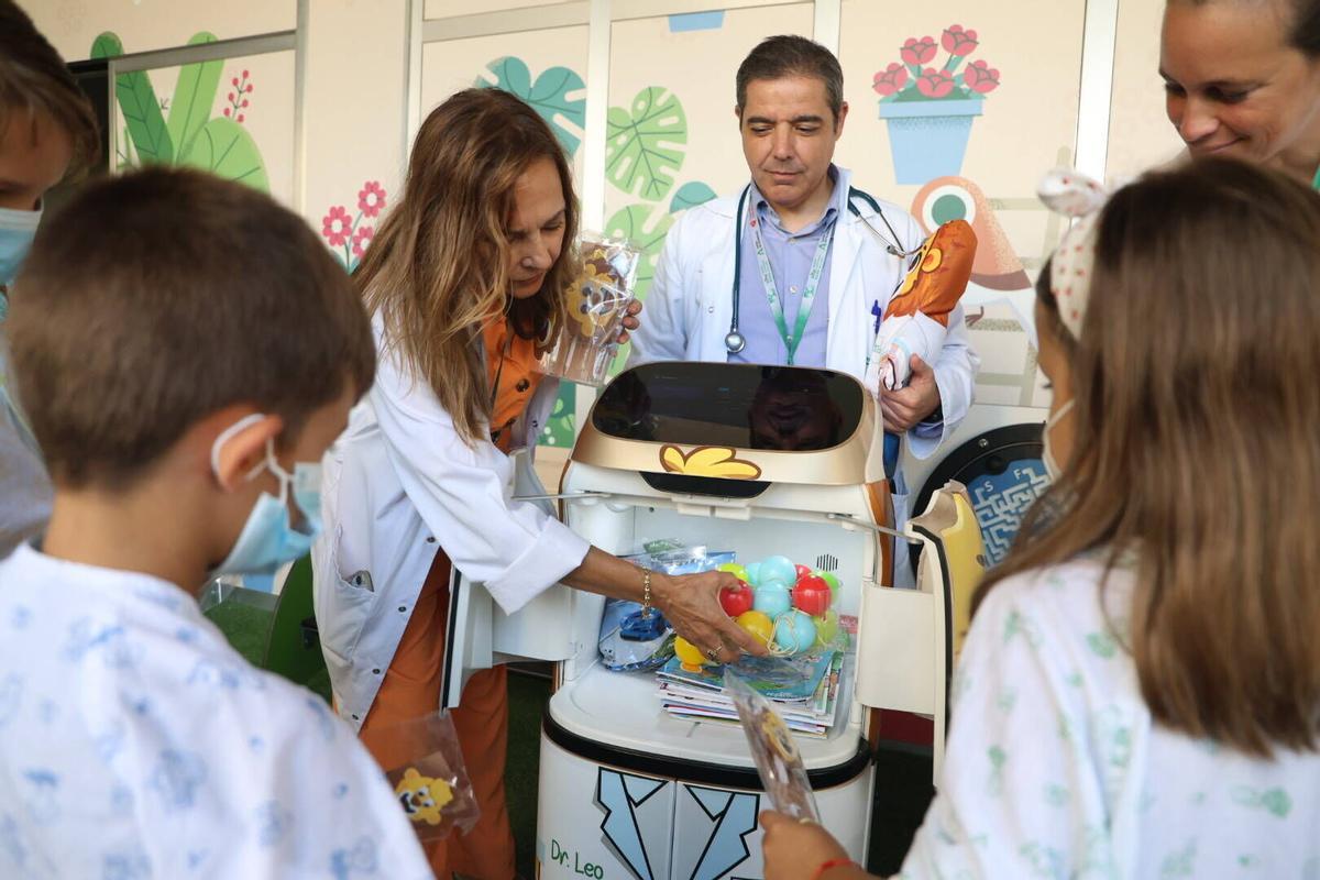 Cordoba - Hospital Reina Sofia Presentación del nuevo robot mascota el señor Leo. En el hospital materno infantil. Para los niños