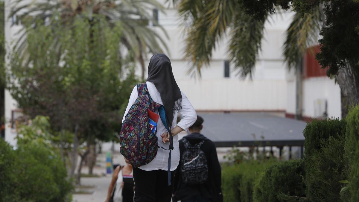 Imagen de recurso de una mujer con velo en la Comunitat Valenciana.
