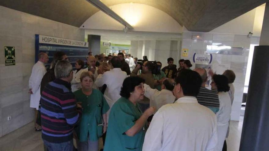 Personal del hospital Virgen de la Concha, en una concentración en el vestíbulo del centro.