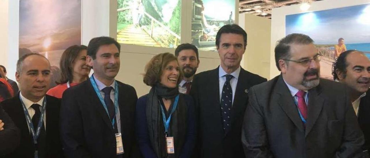 Pita con el ministro de Turismo, José Manuel Soria, y varios integrantes de la delegación de O Salnés.