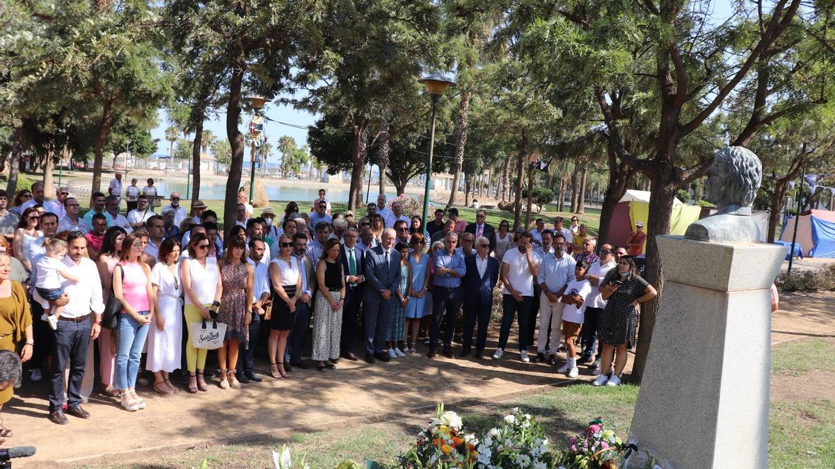 Representantes políticos, familiares y amigos, ante el busto de José María Martín Carpena en el Parque Huelin.