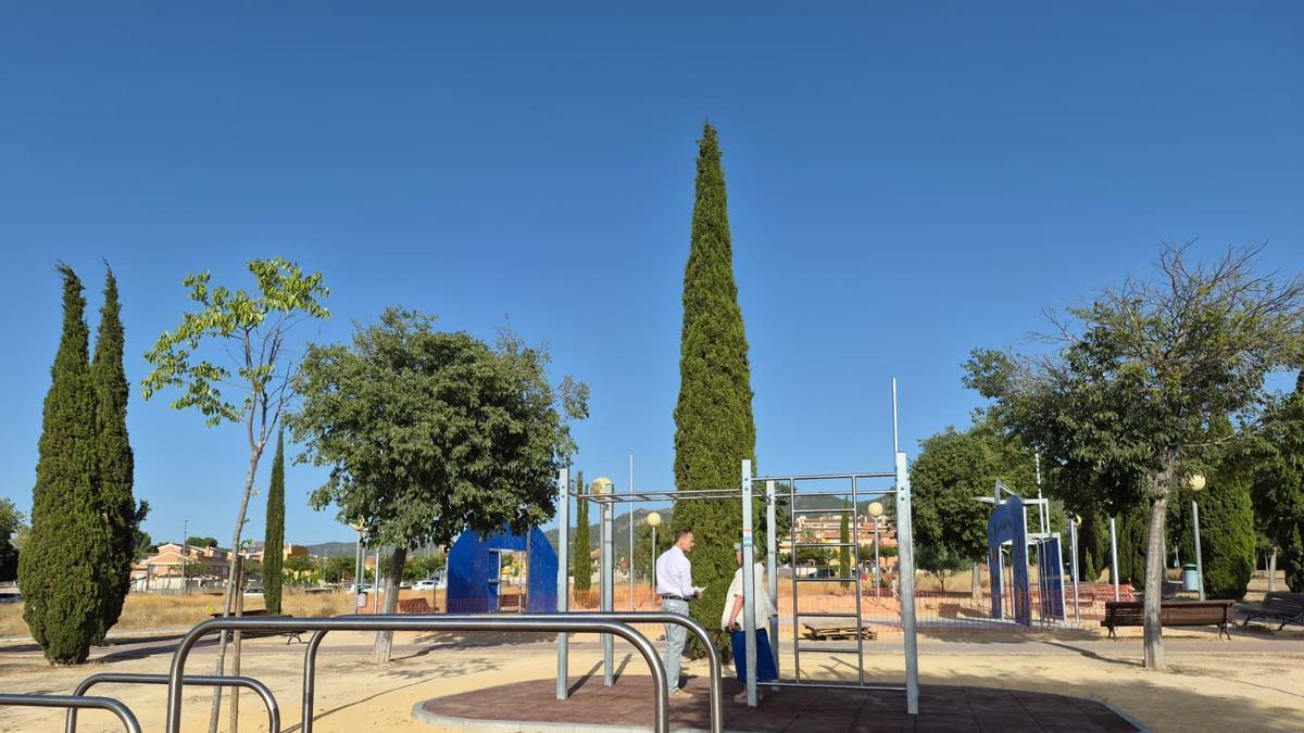 El edil del Ayuntamiento de Murcia Marco Antonio Fernández en la zona deportiva del Jardín de la Paloma en El Palmar.