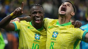 Vinicius Jr. celebra su tanto contra Paraguay con Bruno Guimaraes