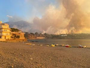 El fort vent impedeix que els avions dels Bombers operin en l’incendi de Portbou