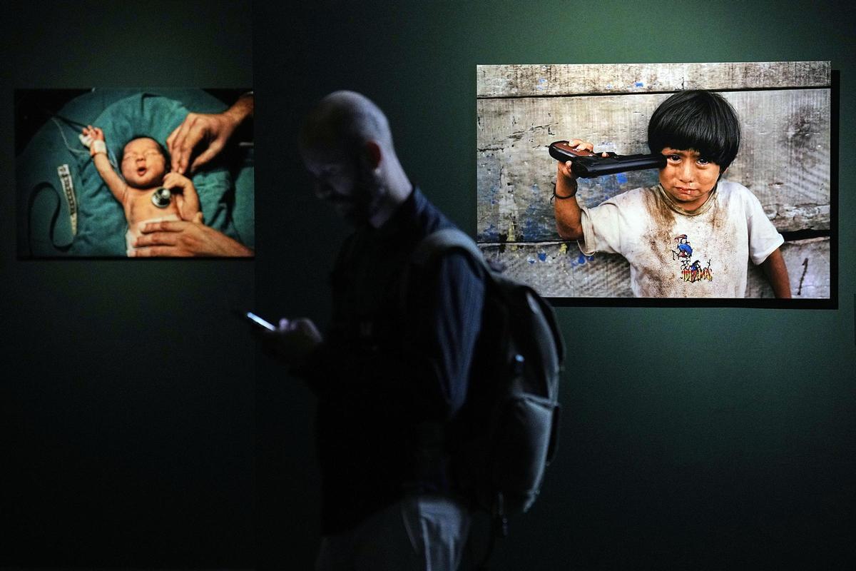Exposición del fotógrafo Steve McCurry en el Palau Martorell de Barcelona