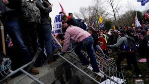 Los seguidores de Trump tratan de acceder al Capitolio.