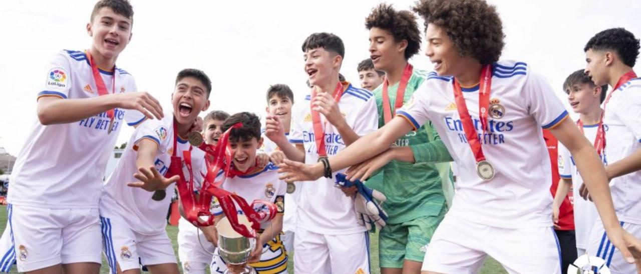 El Real Madrid celebra la consecución del título de LaLiga Promises en Maspalomas, con la participación de Enzo, el hijo de Marcelo Vieira, el primero por la derecha. | | LALIGA