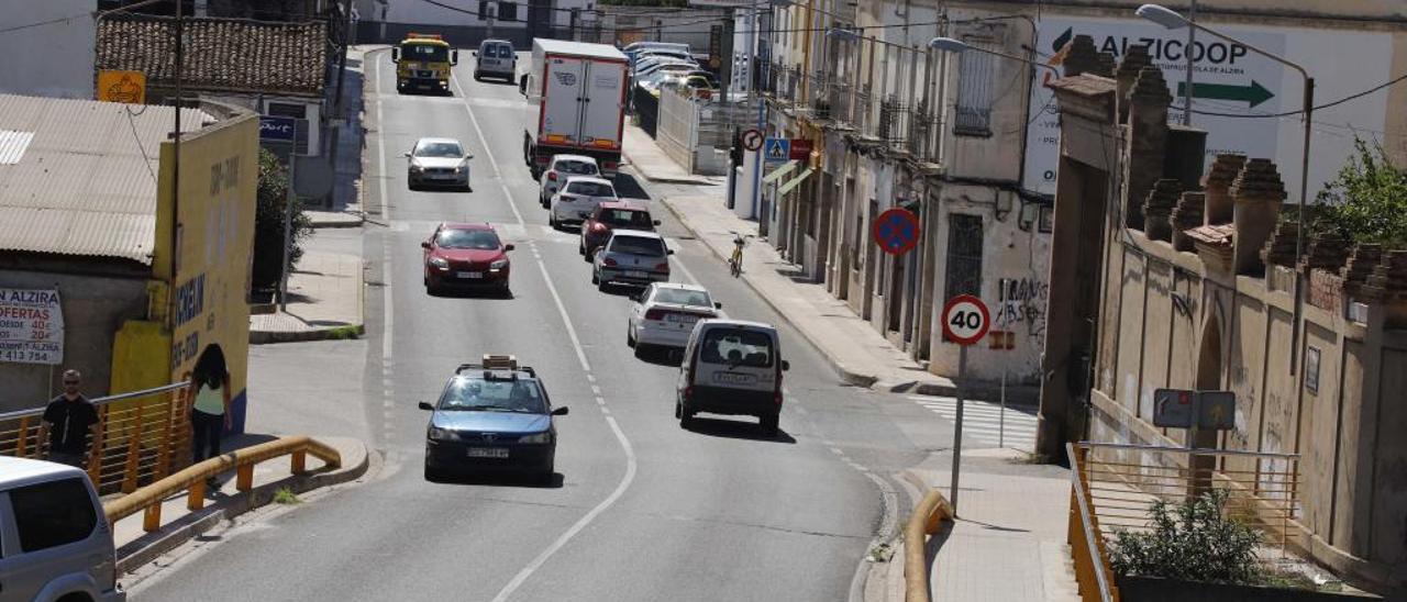 Varios vehículos circulan entre la carretera que une Carcaixent y Alzira, concretamente en el término municipal alcireño, ayer.