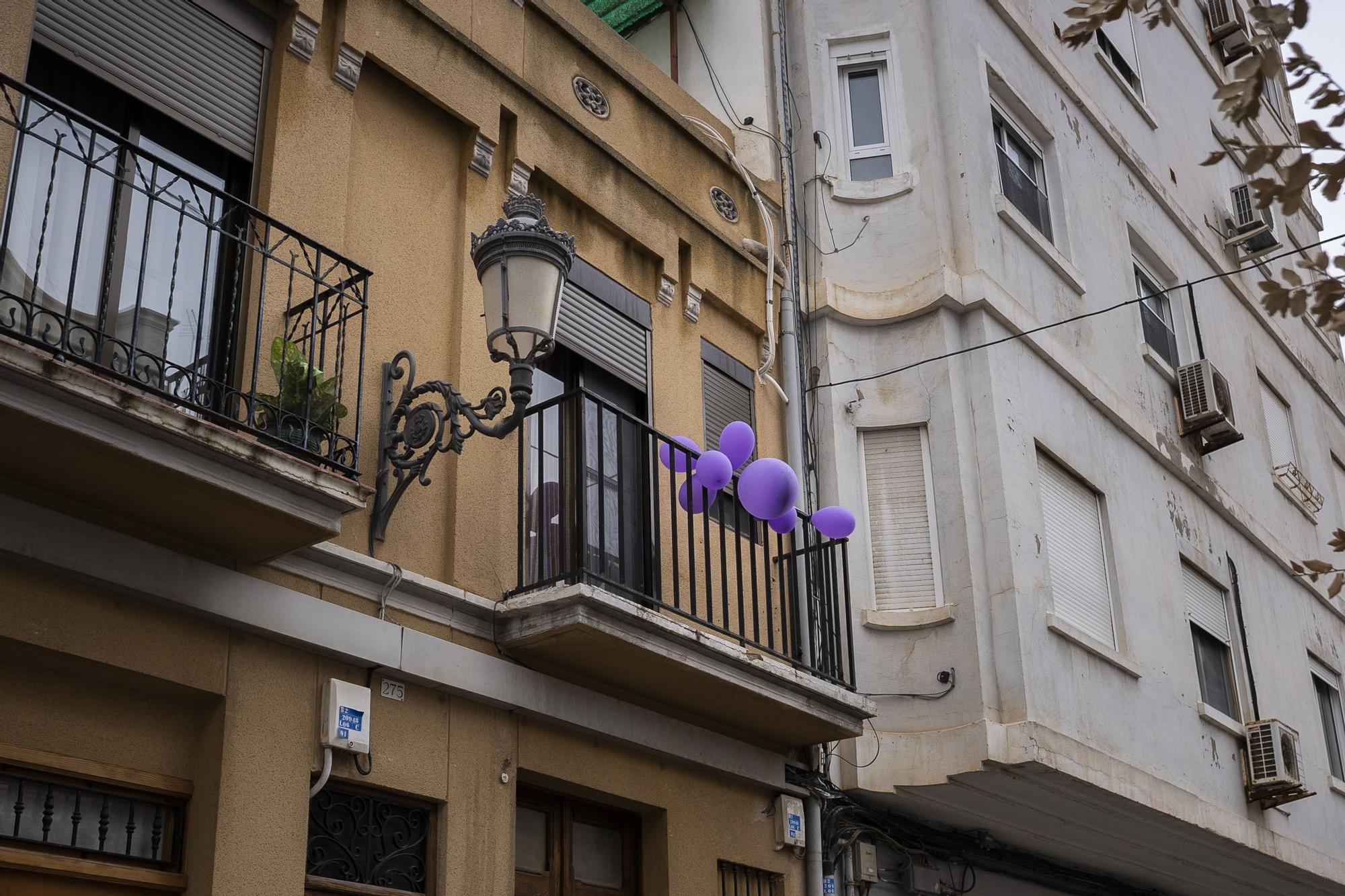 València engalana sus balcones por el 8M