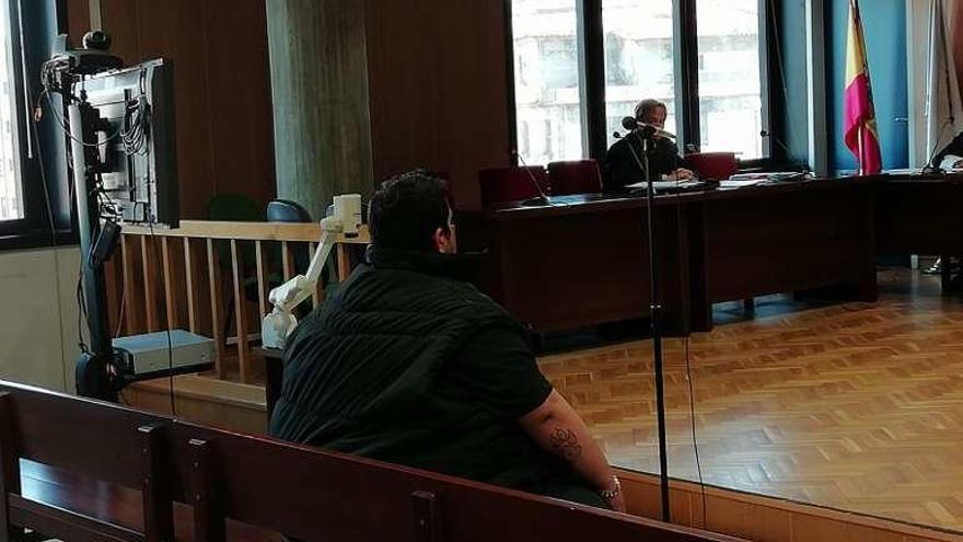 El acusado de estafa en el banquillo, antes de la suspensión del juicio.