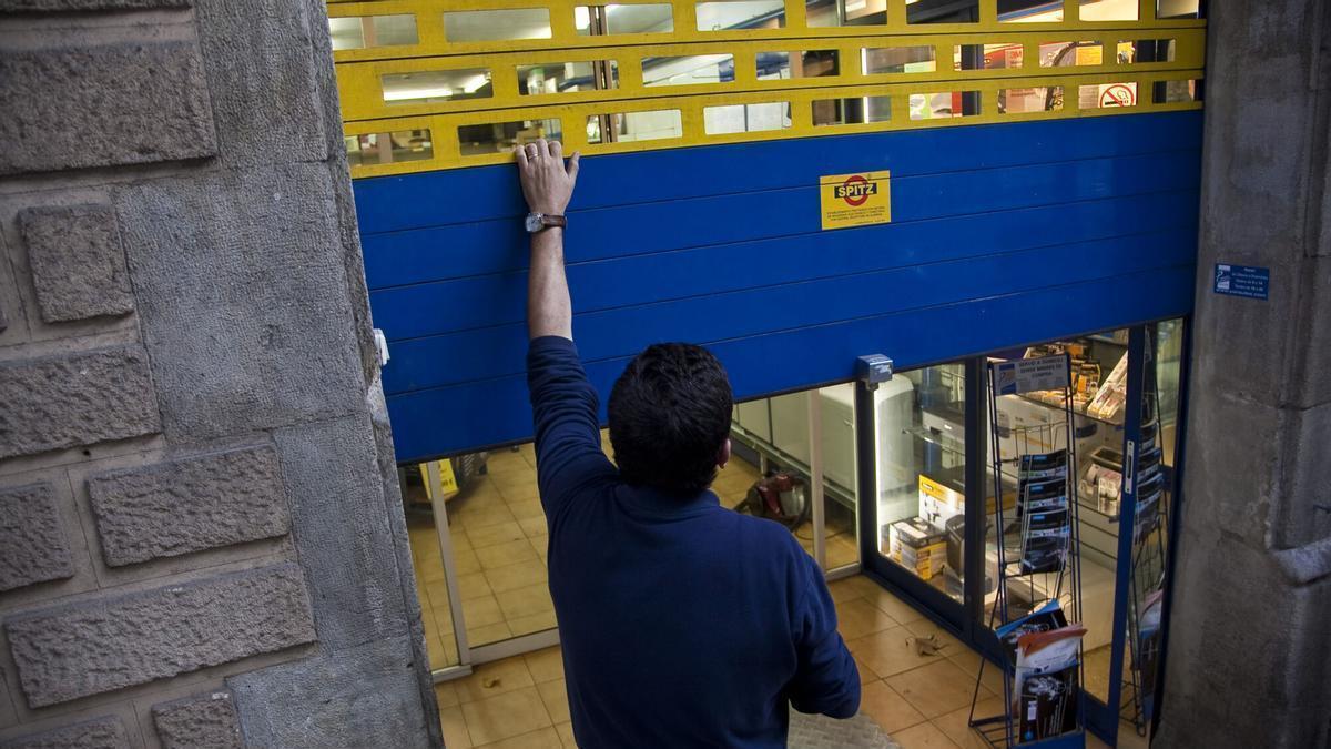 Levantar la persiana cuesta 108 euros al día a un pequeño negocio andaluz.