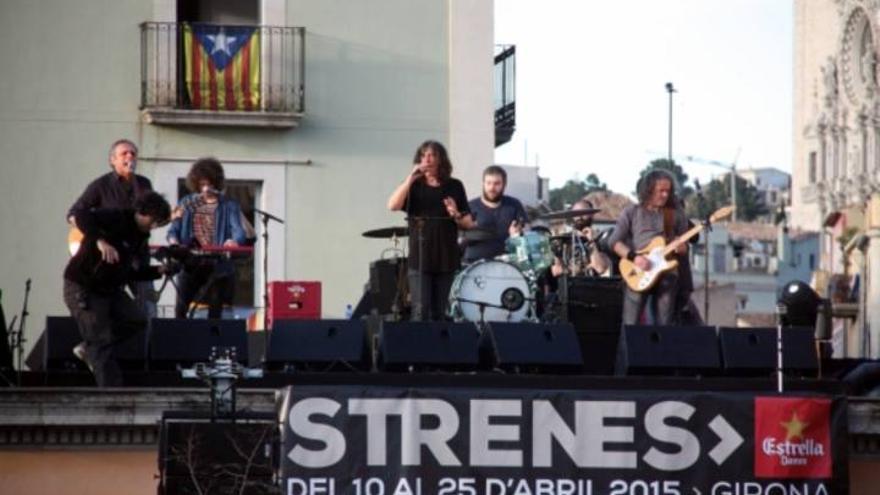 Concert sorpresa de Sopa de Cabra des d&#039;un terrat de Girona