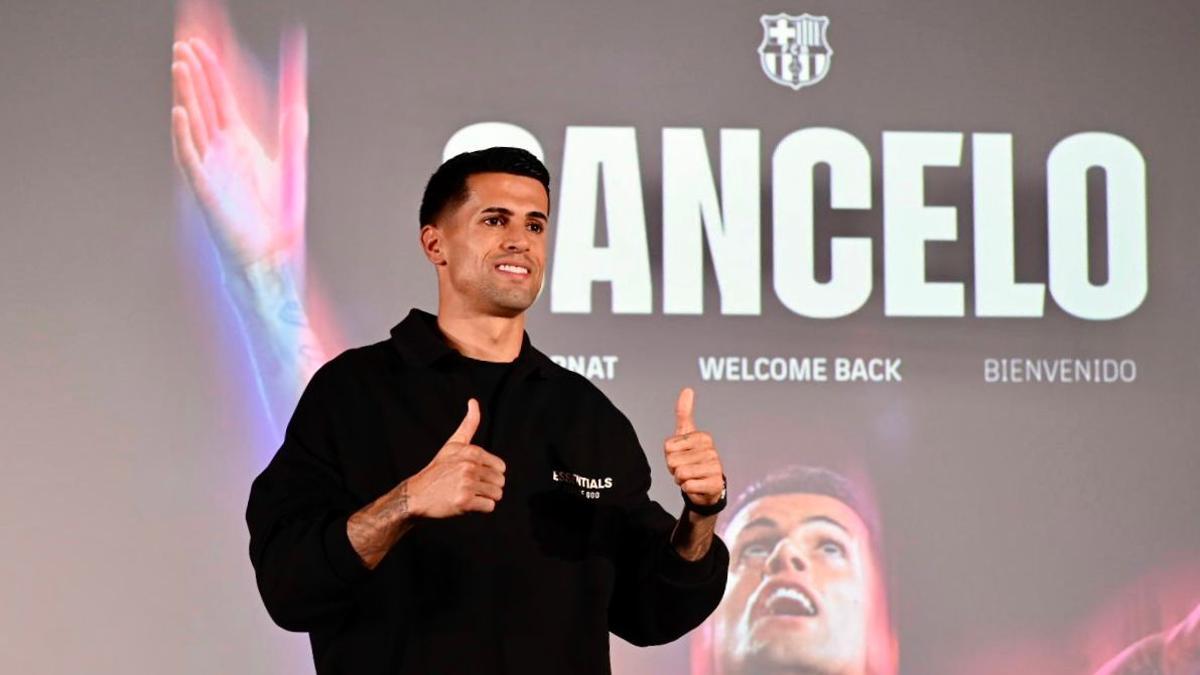 Joao Cancelo en su presentación con el Barça