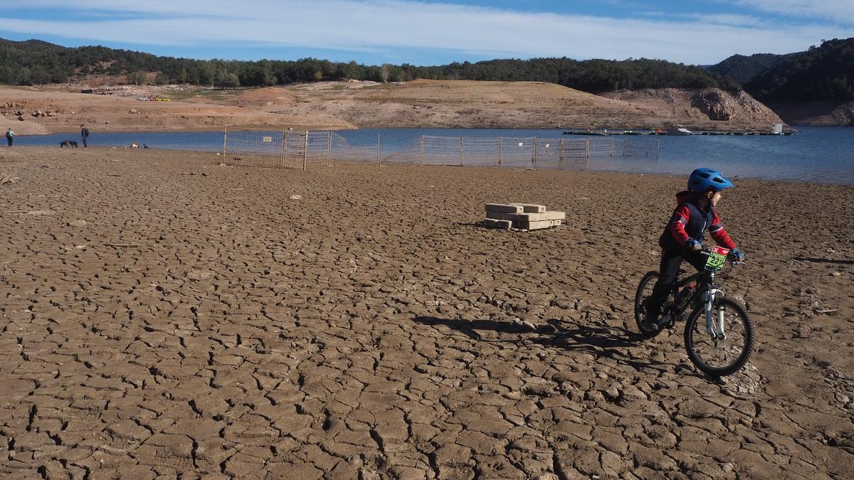 Turismo de sequía en el pantano de Sau