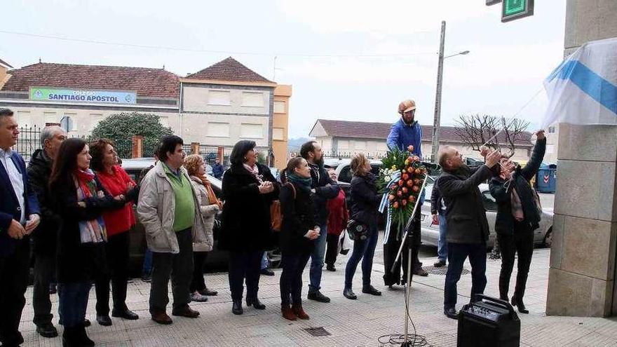 Represas y Bautista descubrieron la placa en la Avenida. // A. Hernández