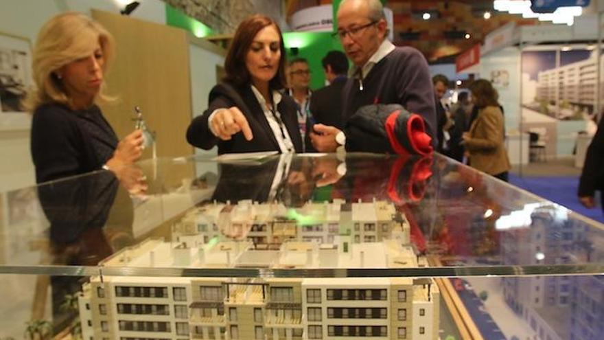 Compradores consultan las condiciones de una vivienda en la reciente feria SIMed de Málaga.