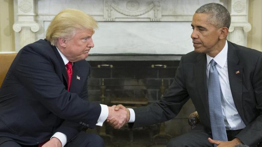 Trump i Obama donant-se la mà.