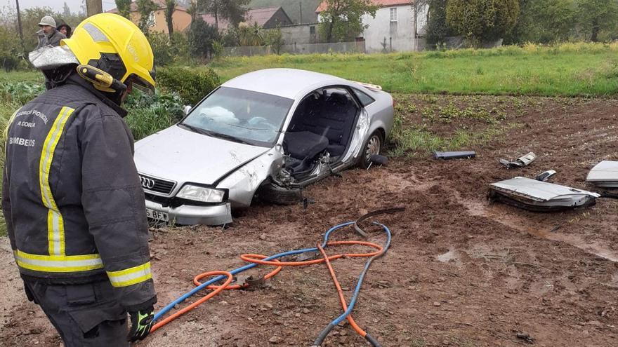 Un bombero tras las labores de excarcelación del conductor accidentado en Val do Dubra