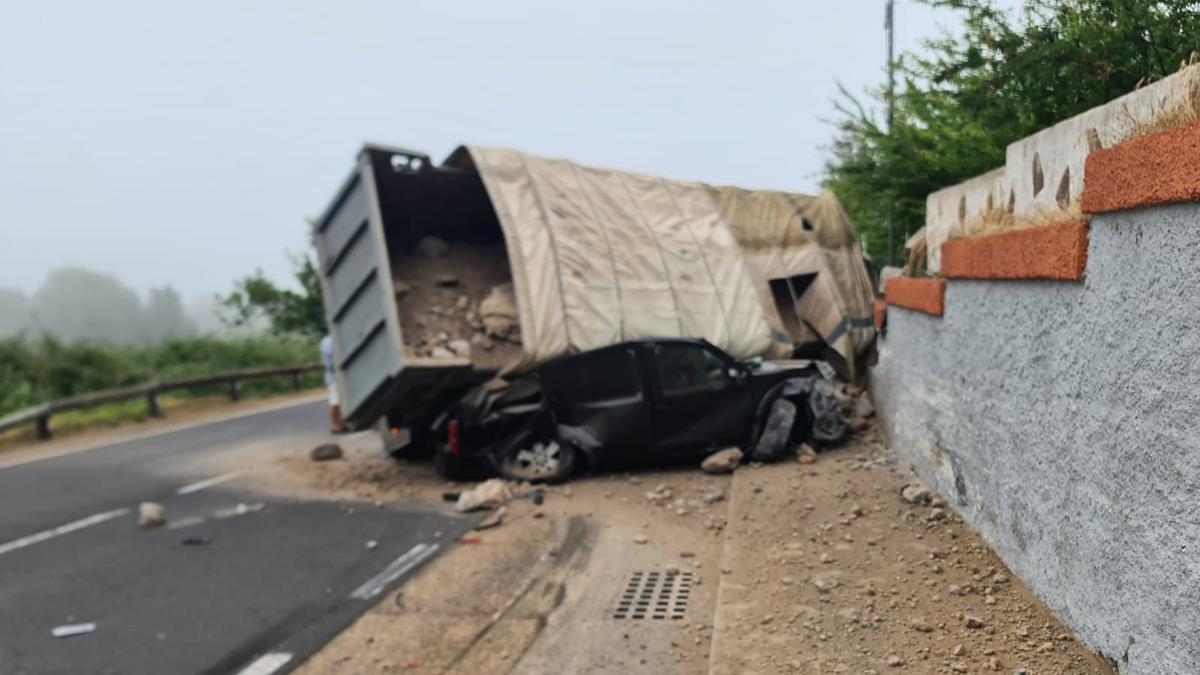 Un camión vuelca y aplasta a un todoterreno en Tenerife