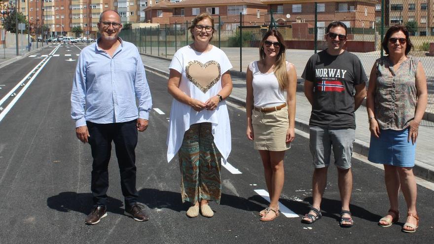 La alcaldesa, Maria Josep Safont, el edil de Educación, Ramón Monferrer, y parte de la directiva del centro en el vial.