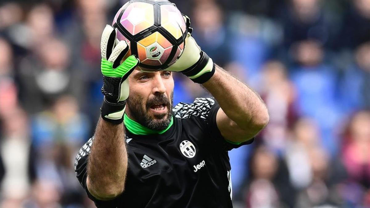 Buffon asegura que le hace feliz jugar en la Champions