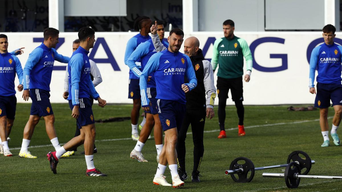 Sergi Enrich encabeza el grupo zaragocista en un entrenamiento.