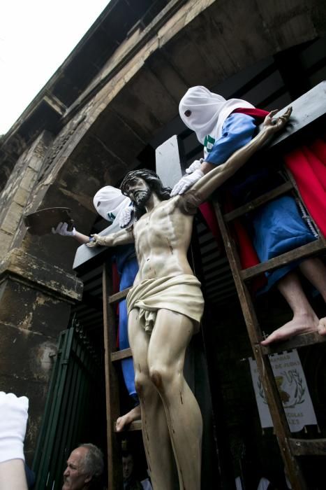 Desenclavo y procesión del Santo Entierro en Avillés