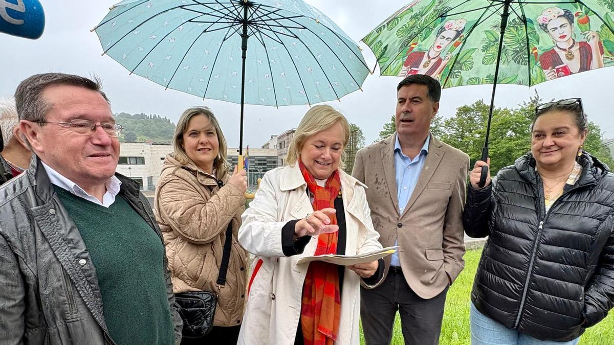 Por la izquierda, Rafael Alonso, Ana Clavería, Mercedes Fernández, Silverio Argüelles y Maria Antonia García, ante el Credine