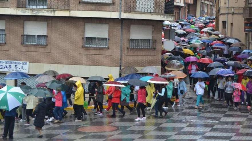 Un millar de personas participó ayer en la III Marcha Maroma Solidaria, en favor de la Asociación Contra el Cáncer de Benavente, a pesar de la lluvia.